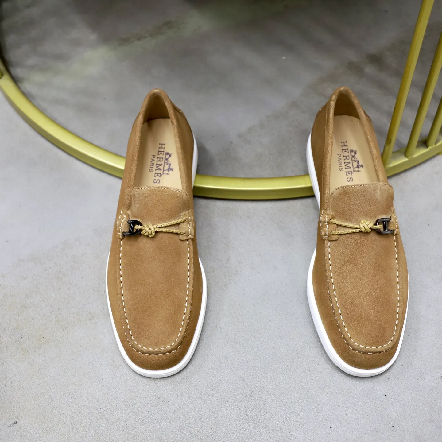 Ex-factory price: 540💰Hermès/Hermès slip-on men's shoes. This shoe is made of imported cow suede leather, with simple and smooth lines, and a 3CM rubber foam ultra-light sole combined with aerodynamic design! Youthful and fashionable, H button decoration, contrasting leather embellishment on the heel, calf lining to gently wrap your feet, with embossed logo cowhide feet, leather rock strips, casual and urban style, highlighting youthful vitality, sports and leisure version, super versatile Size number: 38-39-40-41-42-43-44 Standard leather shoe size (45 can be customized but does not support returns)